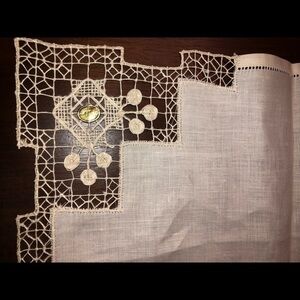 NEW set of 7 unused vintage linen lace trimmed napkins